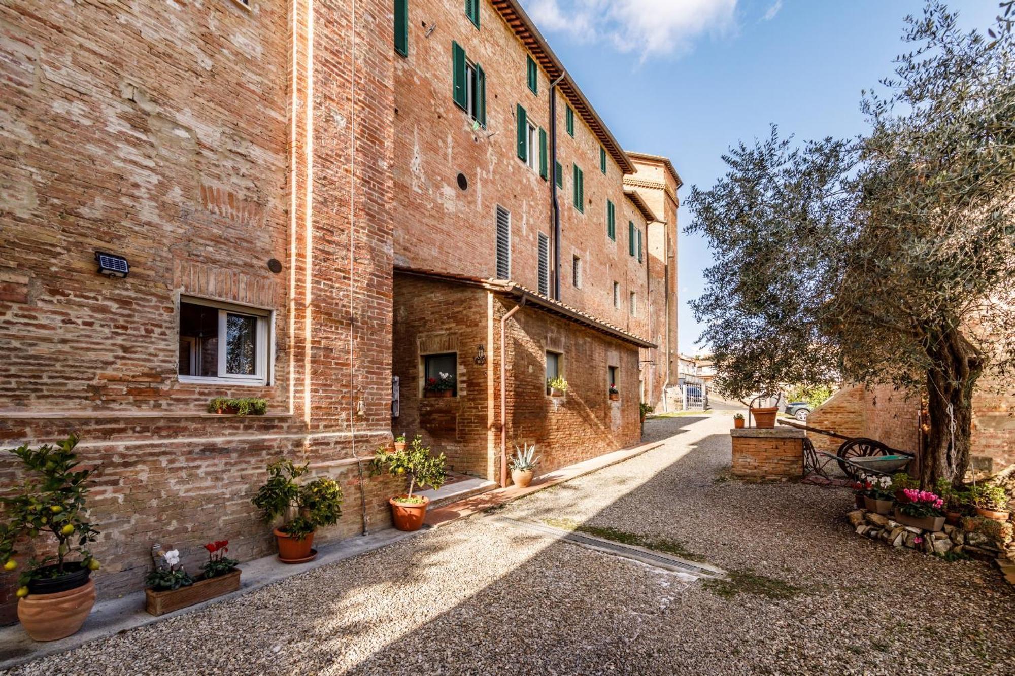 Porta Romana Elegant Apartments With Private Parking! 锡耶纳 外观 照片