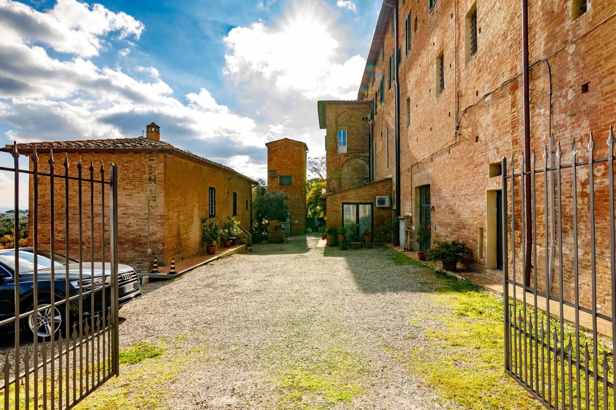 Porta Romana Elegant Apartments With Private Parking! 锡耶纳 外观 照片