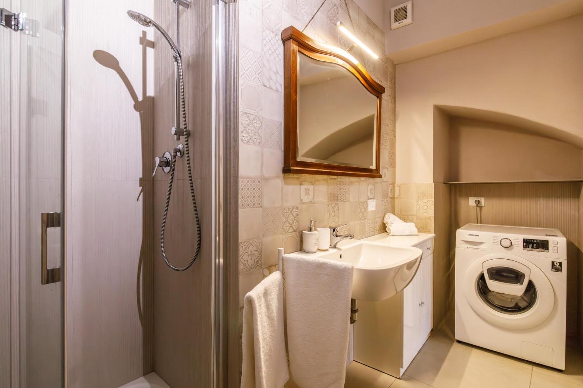Porta Romana Elegant Apartments With Private Parking! 锡耶纳 外观 照片