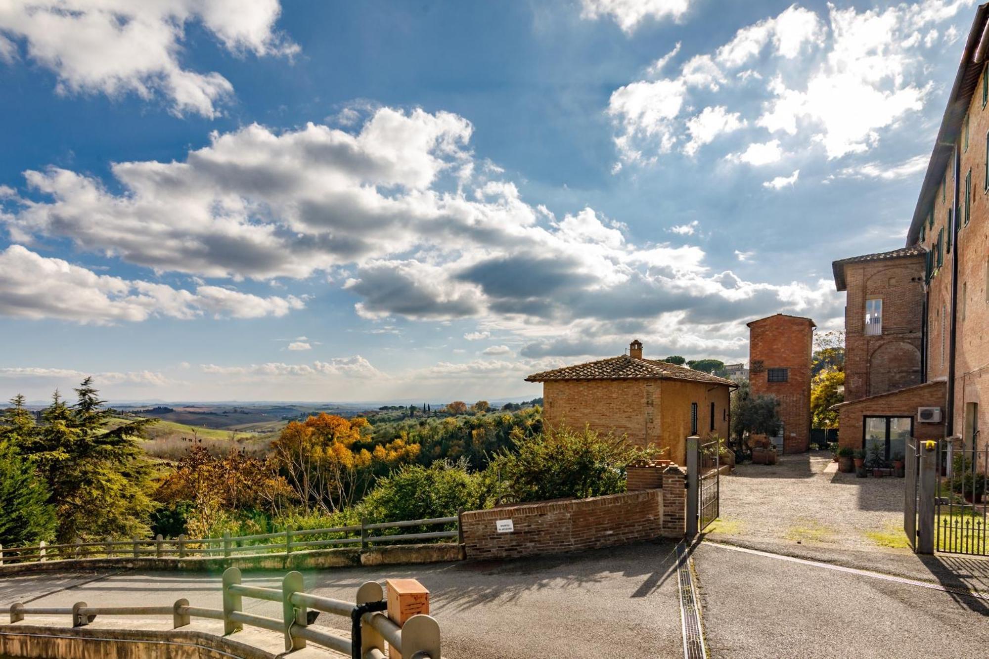 Porta Romana Elegant Apartments With Private Parking! 锡耶纳 外观 照片